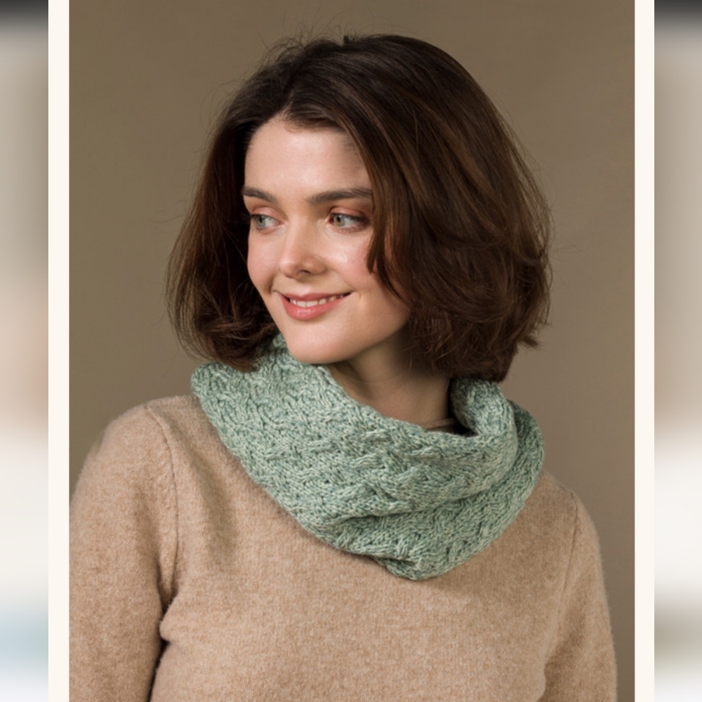 ORIGINAL ARAN CO Ladies Su‎per ‎Soft ‎Aran Infinity Scarf